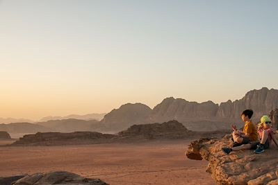 © Paul Biris / Getty Images - Enfants dans le désert de Wadi Rum en Jordanie Enfants dans le désert de Wadi Rum en Jordanie