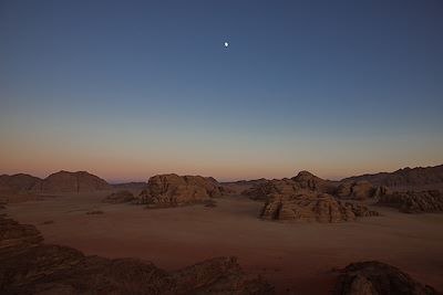 Lune à la tombée de la nuit dans le Wadi Rum 