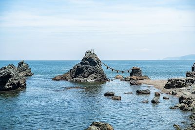 © Pierrick Lemaret / Alamy / Hemis - Meoto Iwa (Les rochers mariés) - Ise - Préfecture de Mie - Japon Meoto Iwa (Les rochers mariés) - Ise - Préfecture de Mie - Japon