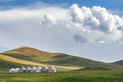 campement de yourte dans la région du lacSong Kul au Kirghistan 