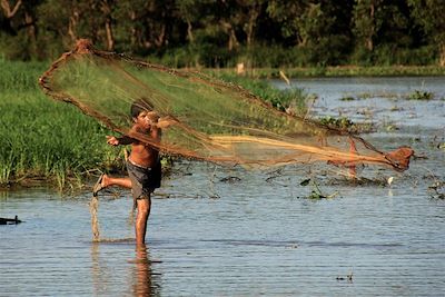 © Marc Franiatte - Jeune pêcheur au bord du lac Tonlé Sap - Cambodge Jeune pêcheur au bord du lac Tonlé Sap - Cambodge