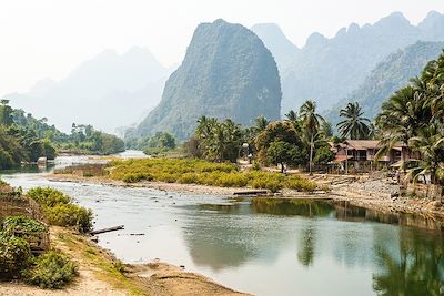 © LEROY Francis / hemis.fr - Rivière Nam Song - Vang Vieng - Laos Rivière Nam Song - Vang Vieng - Laos