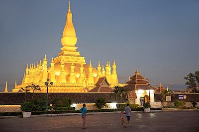 © SOULARUE Guillaume / Hemis.fr - Stupa Vat That Luang éclairé - Vientiane - Laos Stupa Vat That Luang éclairé - Vientiane - Laos