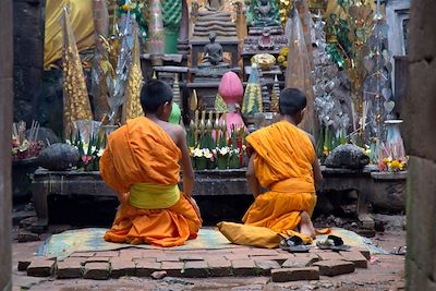 © Alexandre Renon - Prière des moines - Laos Prière des moines - Laos