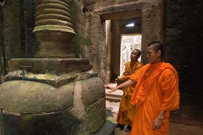 Deux moines bouddhistes à l'intérieur du temple Preah Khan Kampong Svay - Cambodge