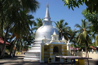 © Fanny Gibert - Temple bouddhiste (Nagadeepa Purana Viharaya) - Île de Nainativu - Île Nagadeepa - Nord - Sri Lanka Temple bouddhiste (Nagadeepa Purana Viharaya) - Île de Nainativu - Île Nagadeepa - Nord - Sri Lanka
