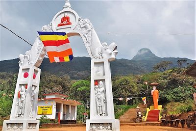 Porte d'un temple sur le chemin de pèlerinage menant au Pic d'Adam - Sri Lanka