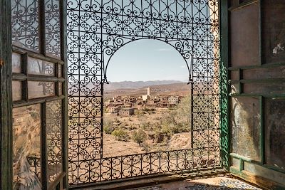 © Mathieu Dupuis - Vue depuis la fenêtre d’une Kasbah sur les versants de l’Atlas - Maroc Vue depuis la fenêtre d’une Kasbah sur les versants de l’Atlas - Maroc