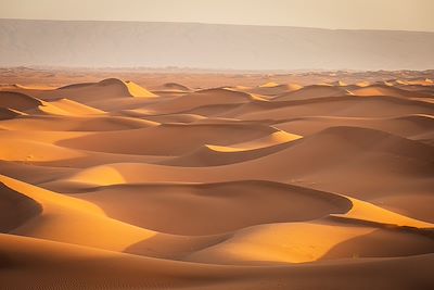© Mathieu Dupuis - Jeu de ligne et de contraste en pleine dune - Maroc Jeu de ligne et de contraste en pleine dune - Maroc