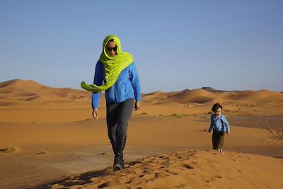 © Blend Images / hemis.fr - Enfant dans le désert marocain Enfant dans le désert marocain