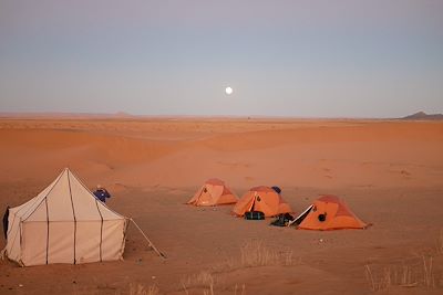 © Camille Robert - Bivouac dans le désert - Maroc Bivouac dans le désert - Maroc