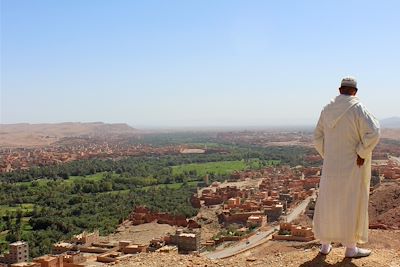 Homme contemplant Tinghir - Souss-Massa-Draâ - Maroc