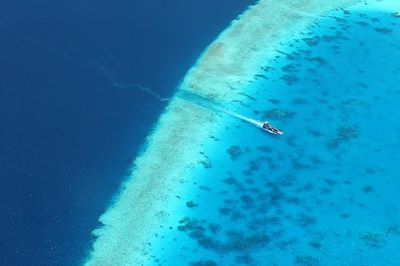 © Mohamed Shareef / Getty Images - Entrée d'un bateau dans le lagon - Maldives Entrée d'un bateau dans le lagon - Maldives