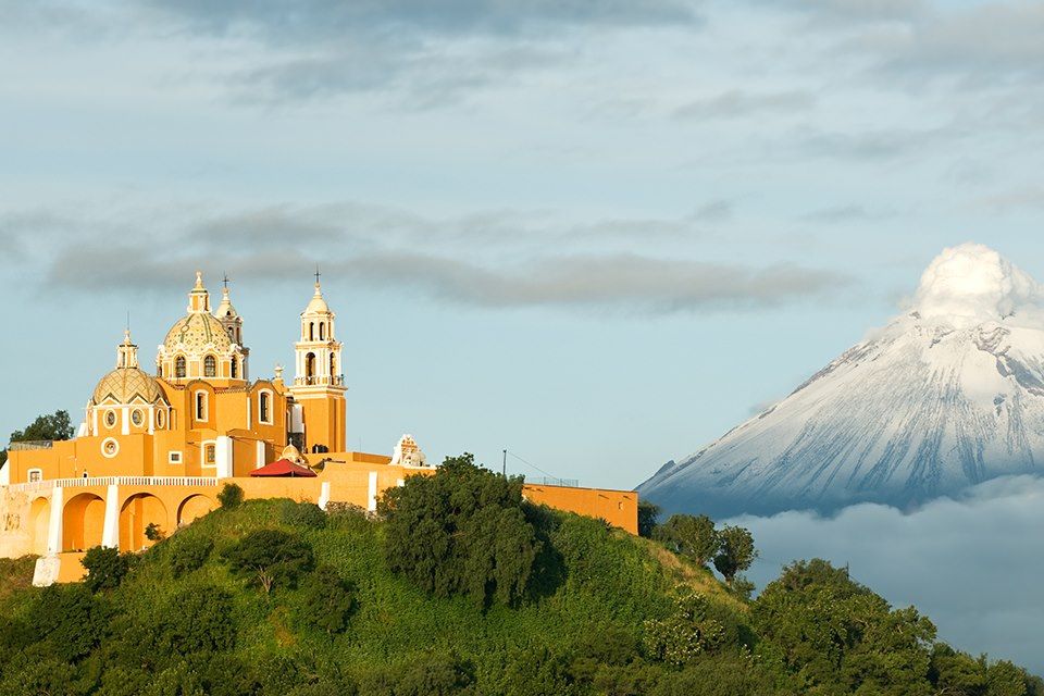 L église Notre-Dame-des-Remèdes devant le volcan Popocatepetl - État de Puebla - Mexique