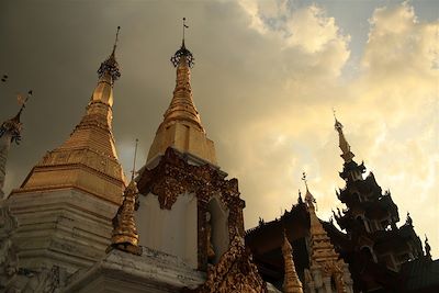 © Marie Joffres - La pagode Shwedagon - Rangoon - Birmanie La pagode Shwedagon - Rangoon - Birmanie