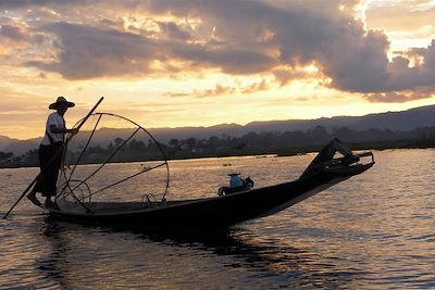 Pêcheur Intha et coucher de soleil sur le lac Inlé - Birmanie