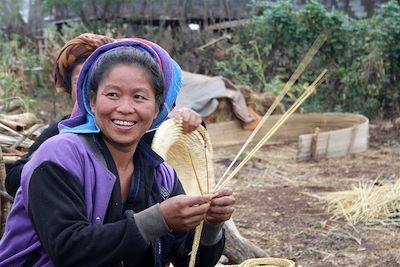 © Marie Joffres - Rencontre dans un village de la région du lac Inle - Birmanie Rencontre dans un village de la région du lac Inle - Birmanie