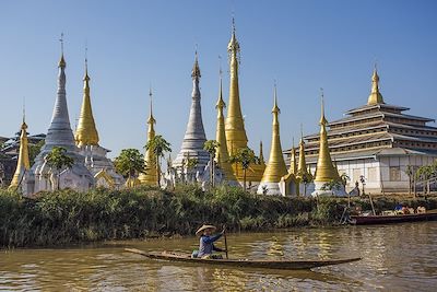 Stupas au bord du lac Inlé - Birmanie