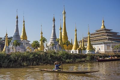 © Calle Montes / Photononstop - Stupas au bord du lac Inlé - Birmanie Stupas au bord du lac Inlé - Birmanie