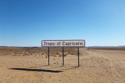 © Valentin Poitte - Panneau Tropique du Capricorne - Solitaire - Région de Khomas - Namibie Panneau Tropique du Capricorne - Solitaire - Région de Khomas - Namibie