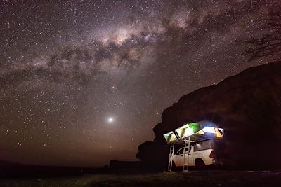 © assalve / Getty Images - Camping dans le désert en Namibie Camping dans le désert en Namibie