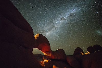 © Ratnakorn Piyasirisorost / Getty Images - Nuit étoilée et voie lactée dans le ciel du Spitzkoppe Nuit étoilée et voie lactée dans le ciel du Spitzkoppe