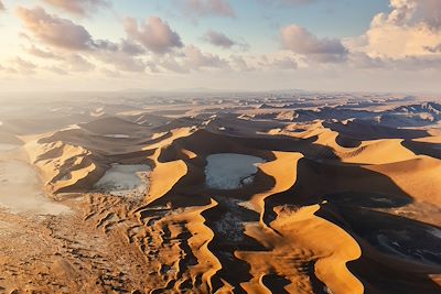 © Marco Bottigelli / Getty Images - Vue aérienne des dunes de Sossusvlei Vue aérienne des dunes de Sossusvlei