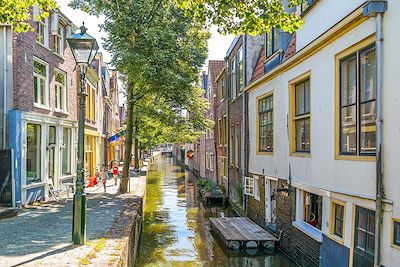 Maisons et quai du canal de Kooltuin à Alkmaar - Pays-Bas