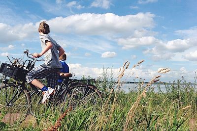 Enfants sur des vélos en Hollande