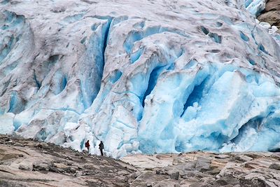 Randonneurs près du glacier de Nigardsbreen - Norvège