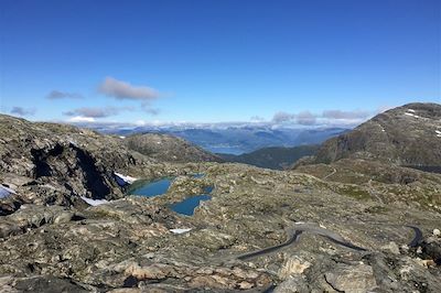 Route de montagne menant au glacier de Folgefonna - Norvège