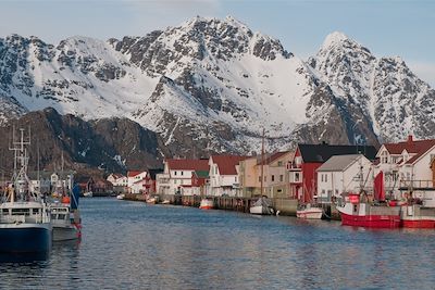 © CH/Visit Norway - Village d'un fjord - Lofoten - Norvège Village d'un fjord - Lofoten - Norvège