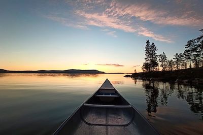 Canoe au soleil couchant - lac Espedalen - Norvège