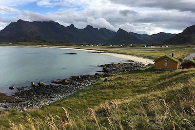 Randonnée de Mulstotinden - Vue sur la plage de Sandbotnen - Lofoten - Norvège