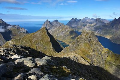 © Maëi Boucard - Vue au sommet du Munkan - Lofoten - Norvège Vue au sommet du Munkan - Lofoten - Norvège