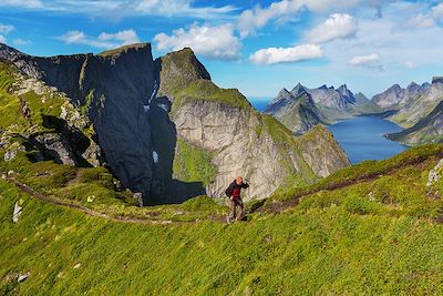 © Galyna Andrushko / Adobe Stock - Randonneur - Lofoten - Norvège Randonneur - Lofoten - Norvège