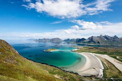 Plage et montagnes - Vestvåg - Lofoten - Norvège