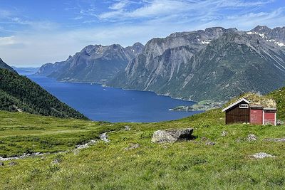 Point de vue sur le Hjorundfjord au-dessus de Skar - Norvège