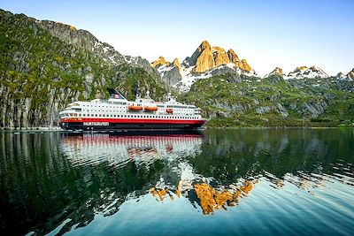 © Trym Ivar Bergsmo/Hurtigruten - Navire Express côtier (Hurtigruten) - Norvège Navire Express côtier (Hurtigruten) - Norvège