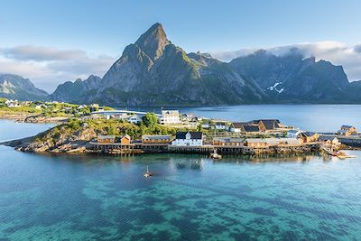 © Ratnakorn Piyasirisorost / Getty Images - Reine - Lofoten - Norvège Reine - Lofoten - Norvège