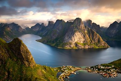 © swen_stroop / Adobe Stock - Reinebringen - Lofoten - Norvège Reinebringen - Lofoten - Norvège