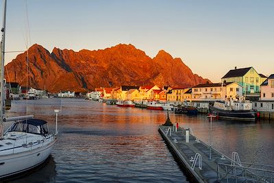 © Robert Harding / hemis.fr - Port et village de Henningsvaer - Iles Lofoten - Norvège Port et village de Henningsvaer - Iles Lofoten - Norvège