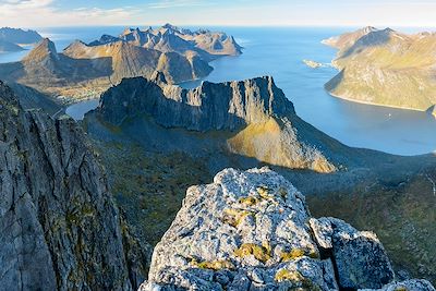 © Terje / Adobe Stock - Vue panoramique - Île de Senja - Lofoten - Norvège Vue panoramique - Île de Senja - Lofoten - Norvège