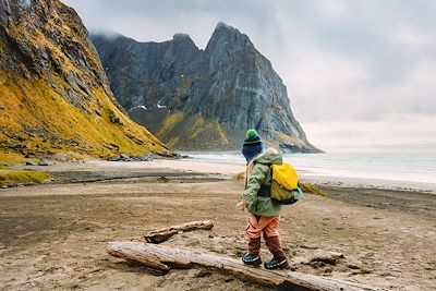 Enfant jouant sur la plage de Kvalvika - Norvège