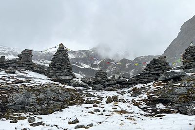 Chortens près du lac de Molun Pokhari - Népal