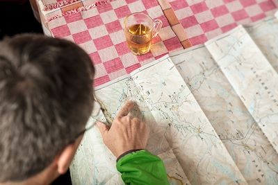 Repérage sur une carte pour aller au mont Everest 