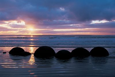 © Fay Looney / Tourism New Zealand images Library OT - Moeraki Boulders - Péninsule d'Otago - Nouvelle Zélande Moeraki Boulders - Péninsule d'Otago - Nouvelle Zélande