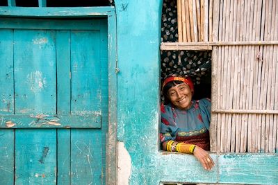 Une femme souriante dans une maison - Village de Rio Sidra - Kuna Yala - Archipel de San Blas - Panama
