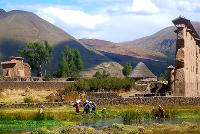 © Jessica Jonglez - Raqchi sur la route de Puno à Cusco - Pérou Raqchi sur la route de Puno à Cusco - Pérou