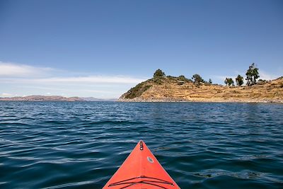© Al Gonzalez / Getty Images - Kayak sur le lac Titicaca au Pérou Kayak sur le lac Titicaca au Pérou